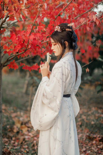 何润东在家里后花园养鸡